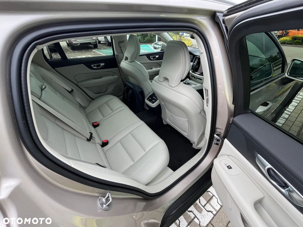 Volvo V60 Cross Country - 11