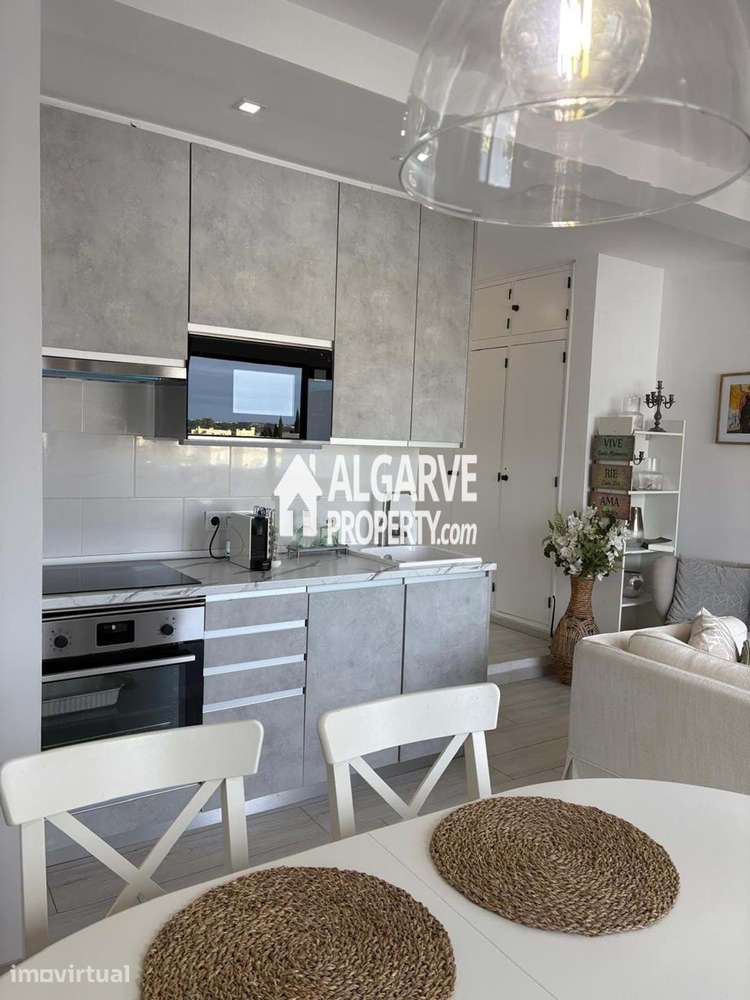 Apartamento T2 totalmente renovado em zona tranquila perto da Praia e - Grande imagem: 3/21