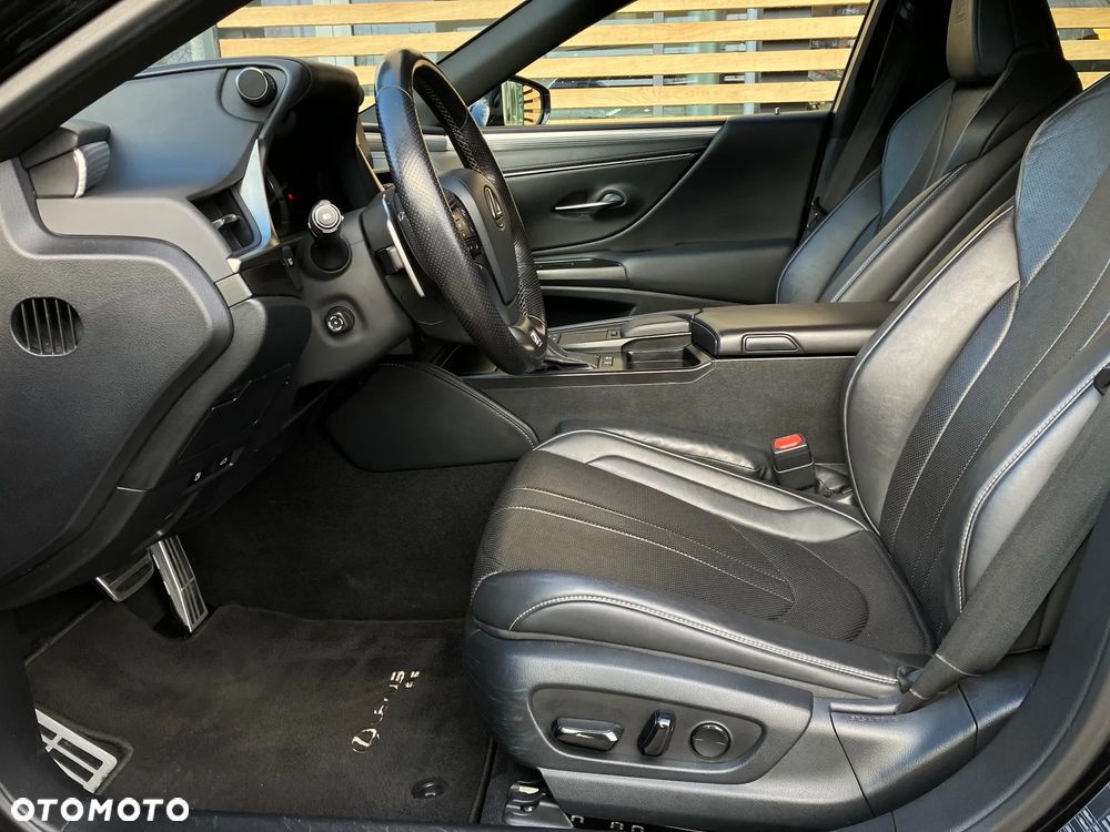 Lexus ES 300h F Sport - 35
