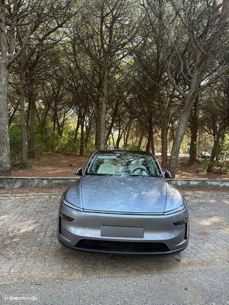 Tesla Model Y - 8