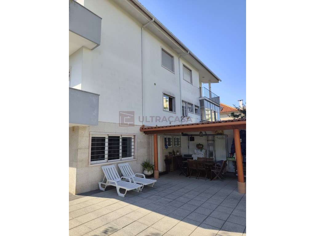 Vende-se Moradia V4 renovada com terraço, churrasqueira e horta a 5... - Grande imagem: 3/60