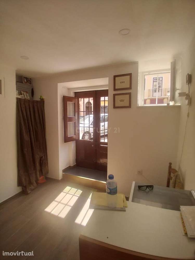 Armazém - Transformado em T1+1 habitacional - Metro Anjos - Grande imagem: 3/20