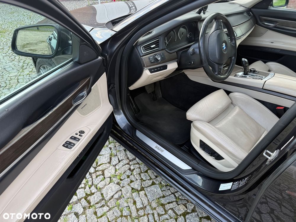 BMW Seria 7 750i xDrive - 8