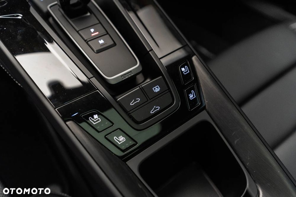 Porsche 911 Carrera 4 GTS - 26