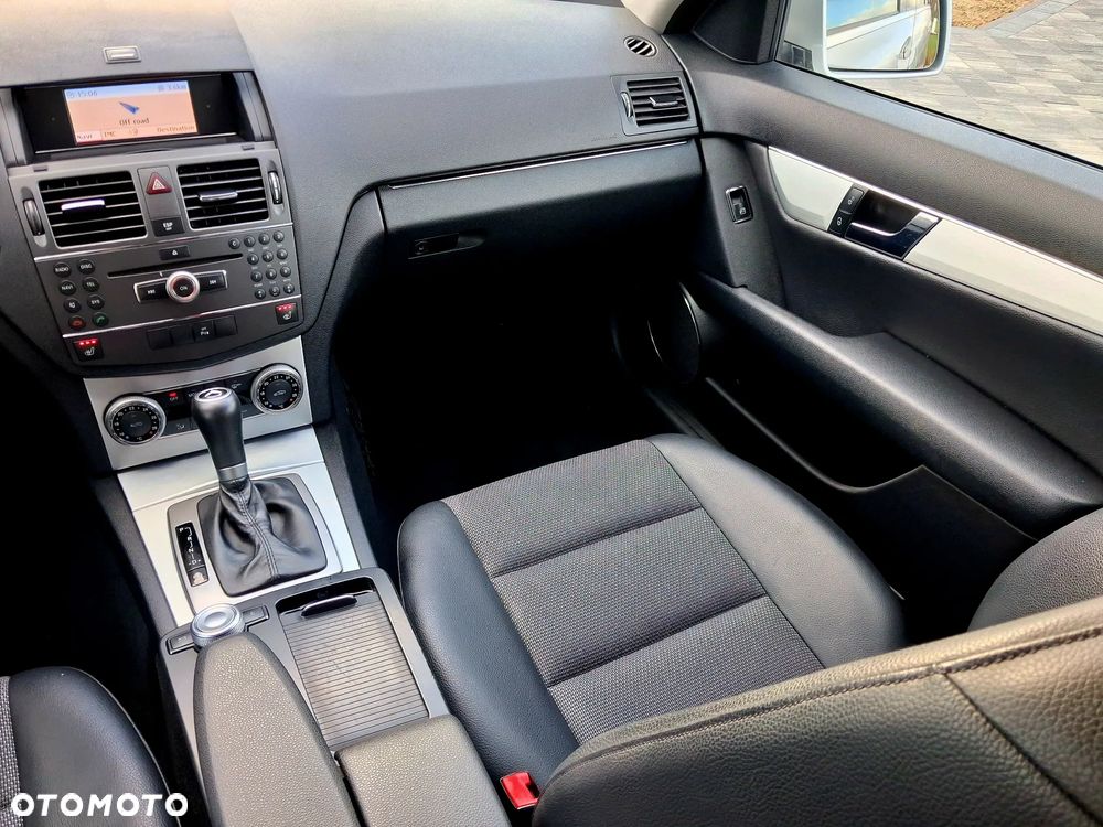 Mercedes-Benz Klasa C 180 CGI Automatik BlueEFFICIENCY Elegance - 38