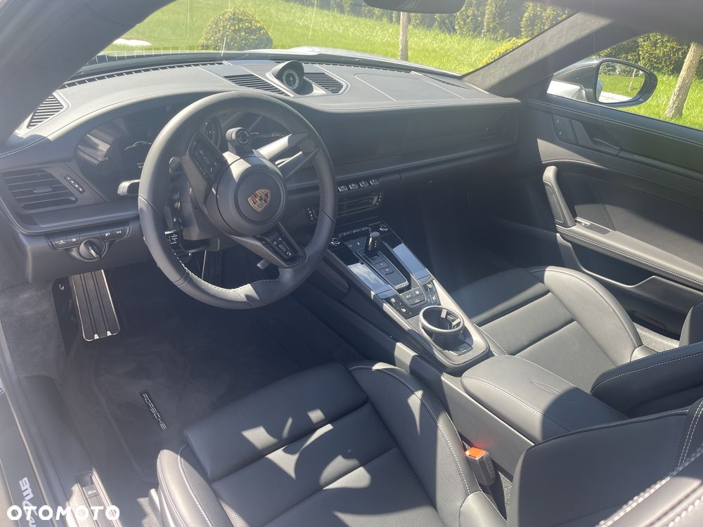 Porsche 911 Carrera 4 GTS - 6
