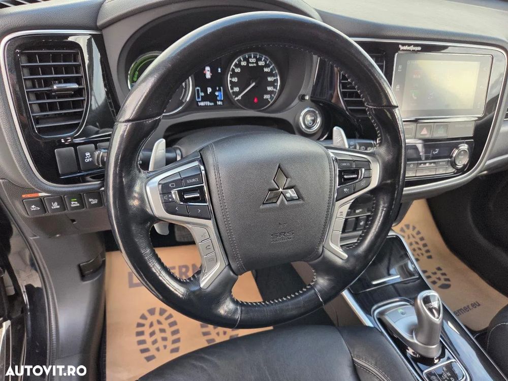 Mitsubishi Outlander 2.0 4WD Plug-In Hybrid - 24