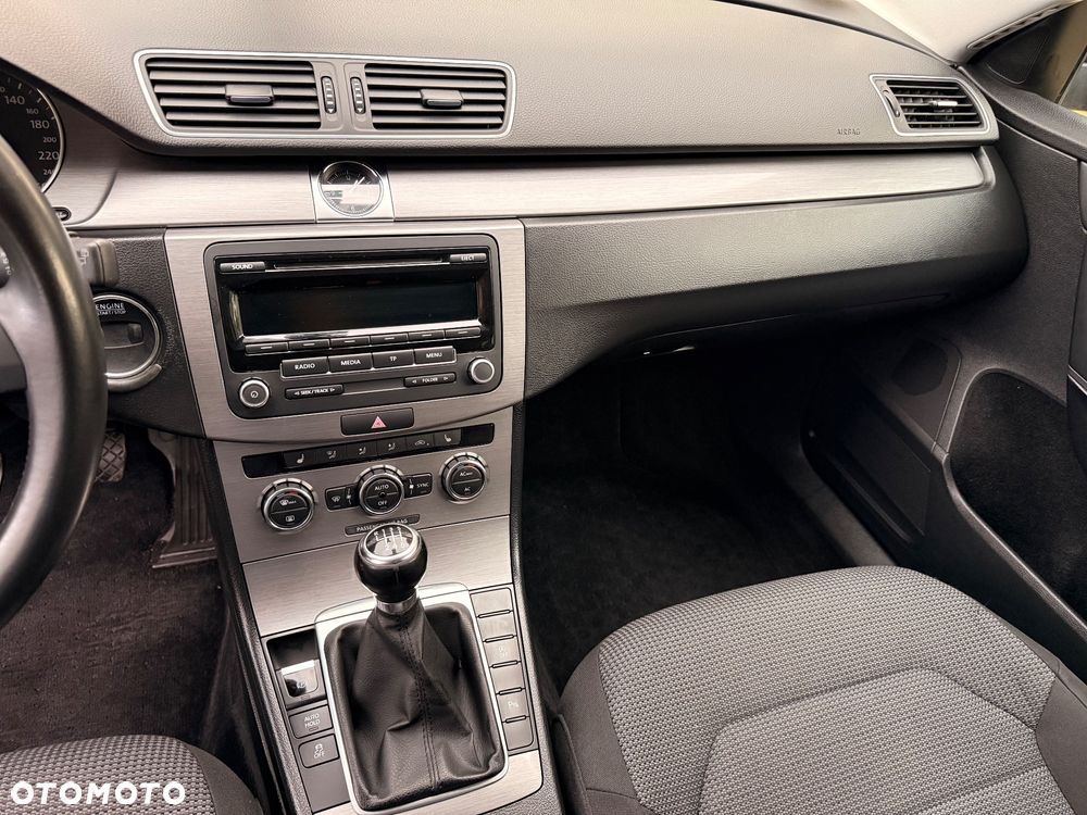 Volkswagen Passat 1.6 TDI BlueMotion Technology Comfortline - 19