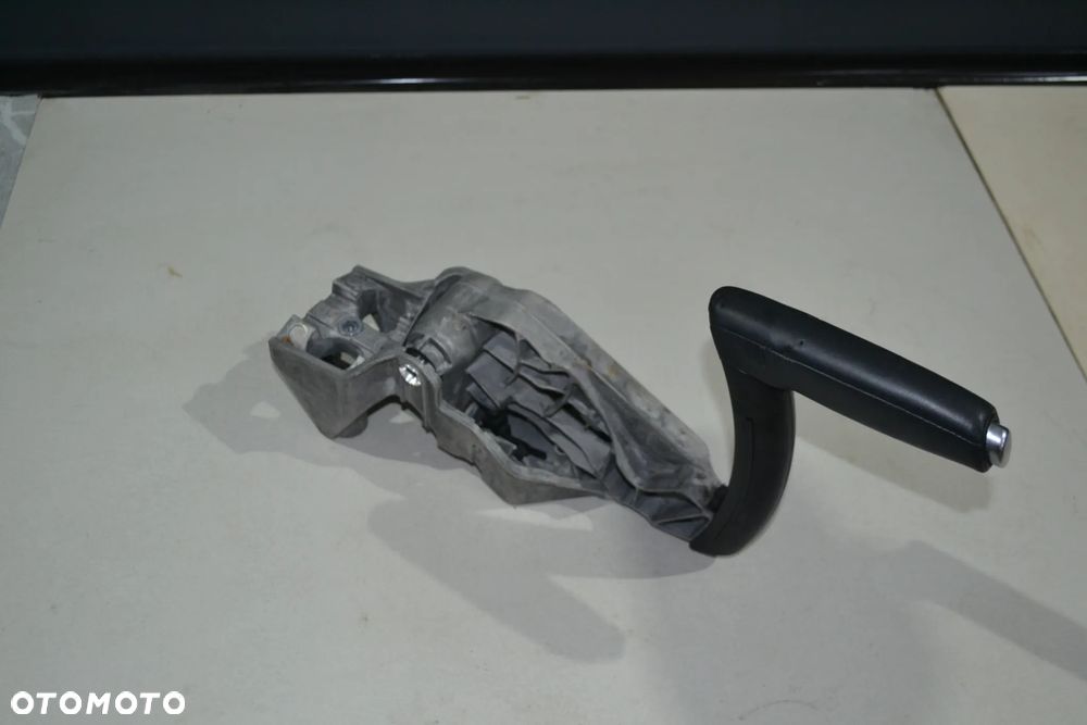 AUDI A3 8P 03-12 DZWIGNIA HAMULCA RĘCZNEGO SKÓRA 8P0711303C - 4