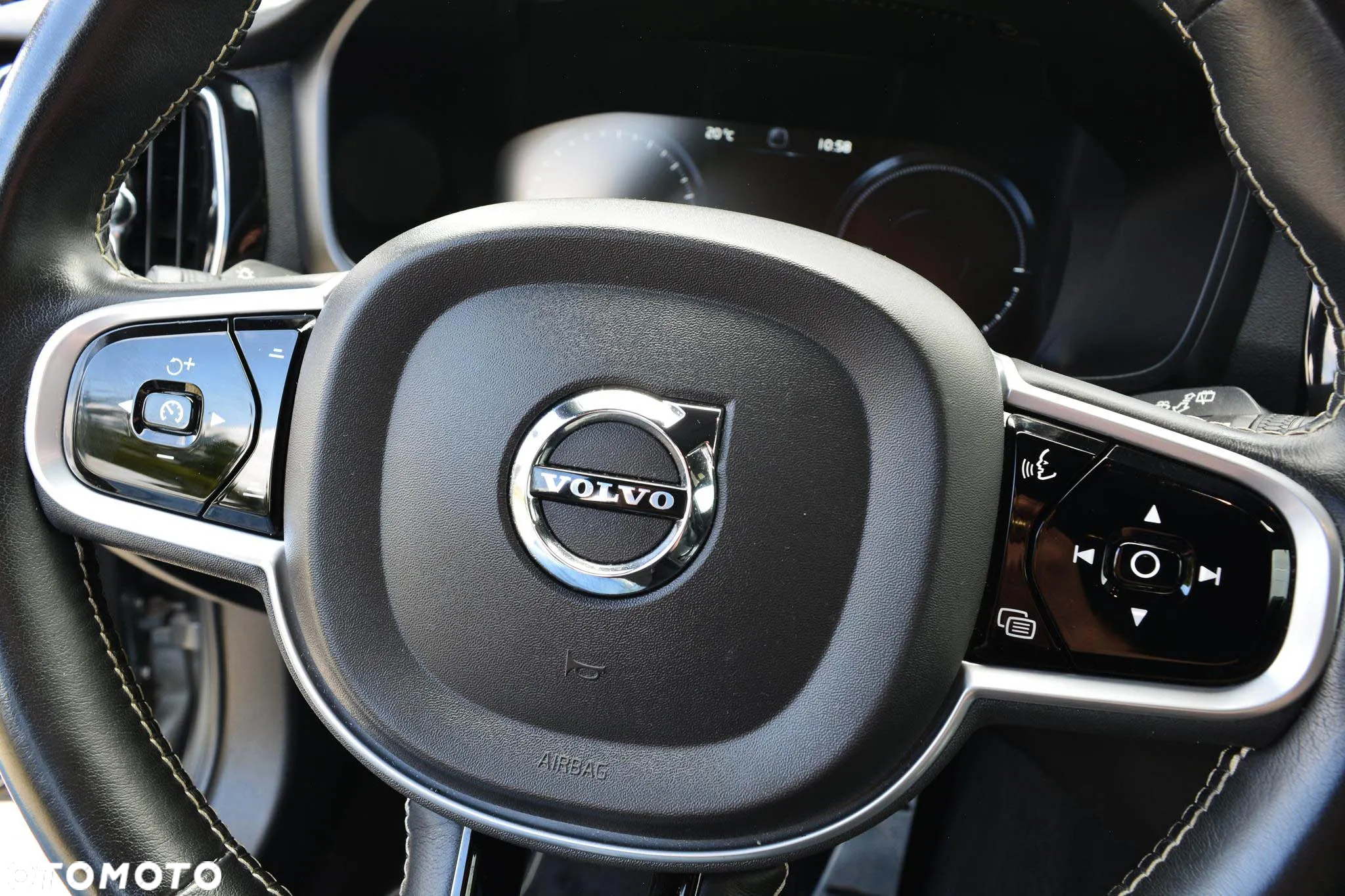 Volvo V60 T8 AWD Plug-In Hybrid R-Design - 27