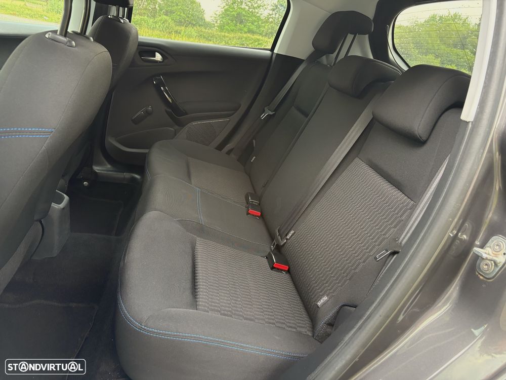 Peugeot 208 1.2 PureTech Signature - 13