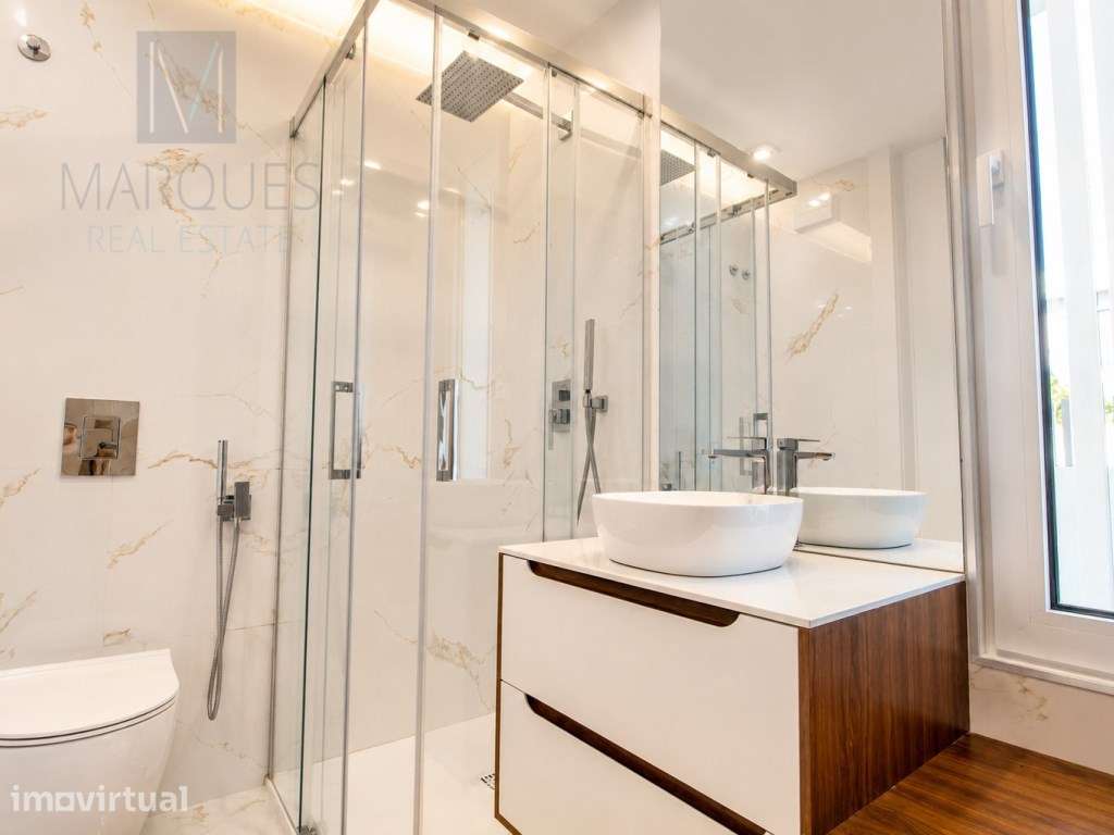 Moradia T5 com 4 Suites, Jardim e Piscina na Charneca da Caparica - Full image: 5/26