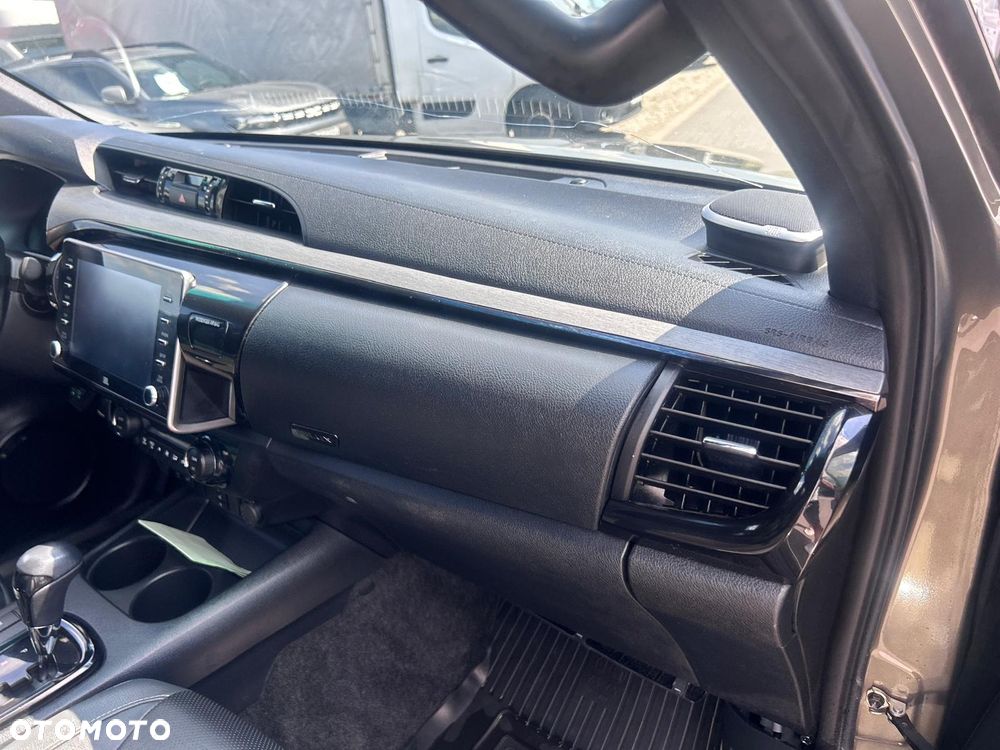 Toyota Hilux 2.8 D-4D Double Cab Invincible Sport 4x4 - 32