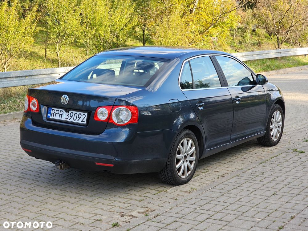 Volkswagen Jetta 2.0 FSI Comfortline - 3