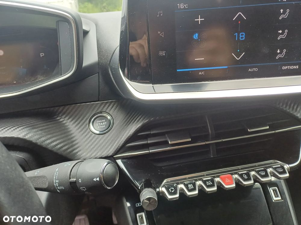 Peugeot 208 PureTech 100 EAT8 Allure - 22