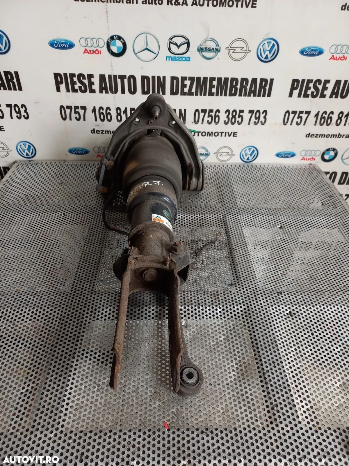 Perna Aer Amortizor Pneumatic Dreapta Fata Audi Q7 4L Testata - Dezmembrari Arad - 1