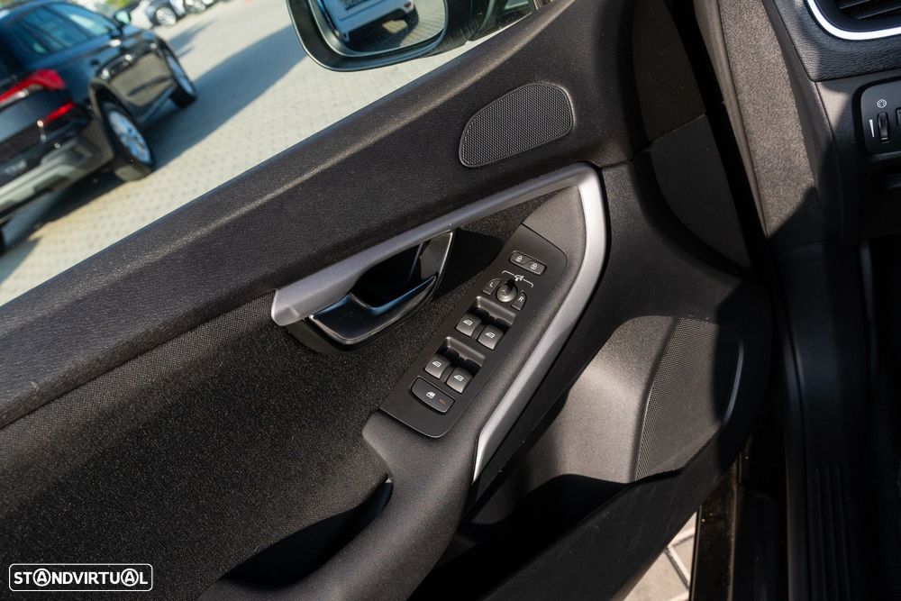 Volvo V40 2.0 D3 Momentum - 17