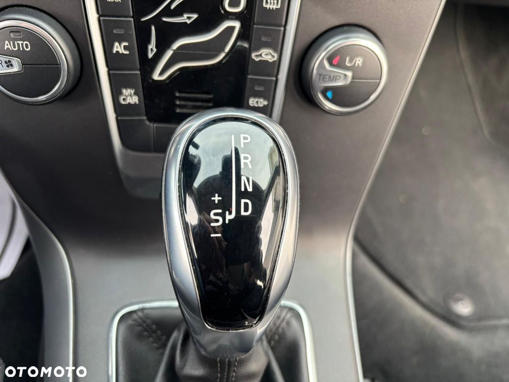 Volvo V40 D3 Geartronic RDesign - 17