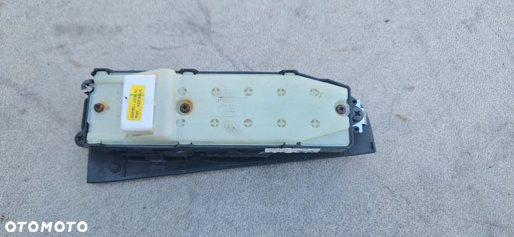 Panel przełącznik szyb lewy kierowcy Toyota Avensis T25 lift 2,2 D-CAT 2008r 84820-05100 - 2