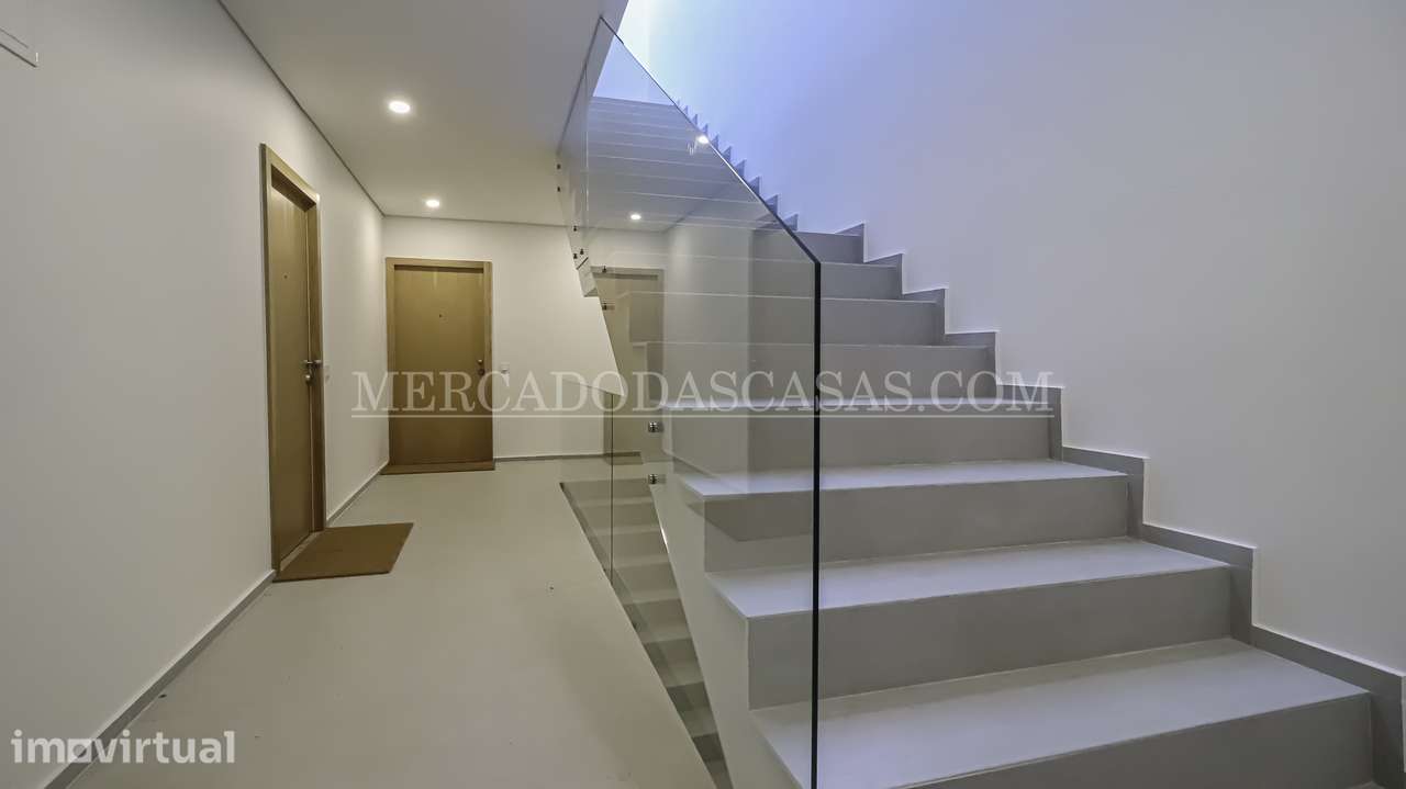 Apartamento T2 Moderno no Último Andar Centro de Espinho - Grande imagem: 2/18