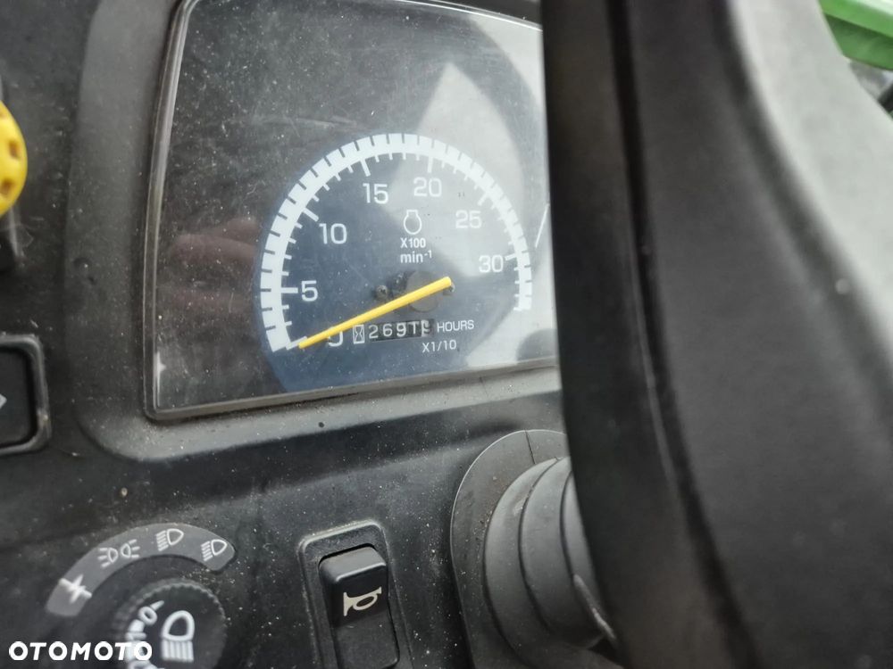 John Deere 2320 - 17