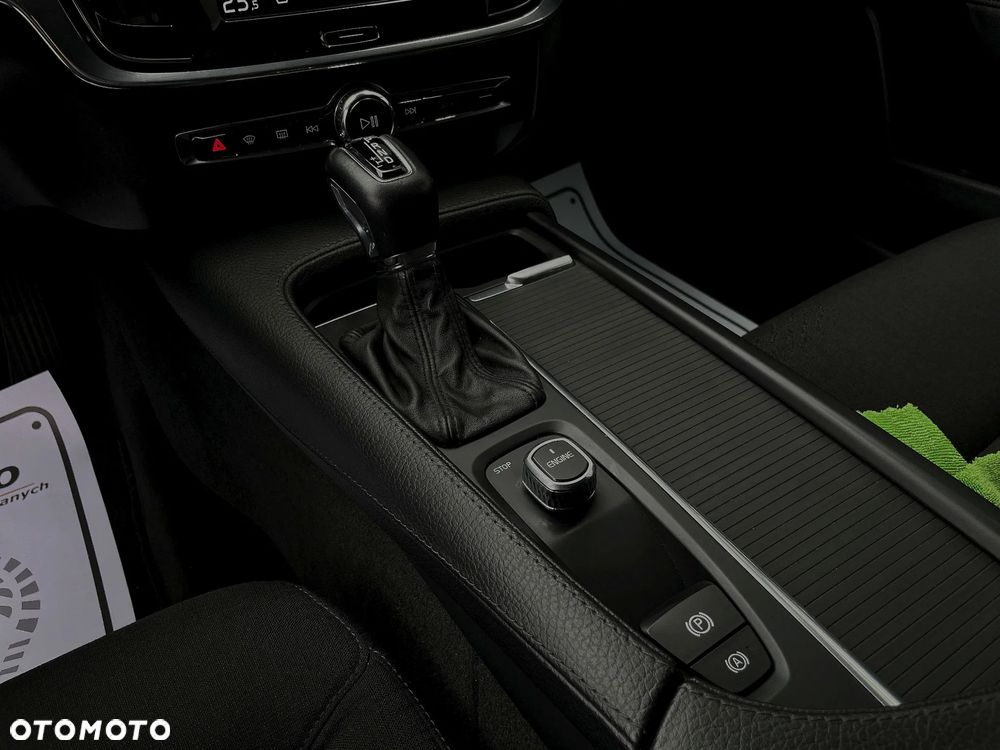 Volvo V90 D4 SCR Momentum - 32