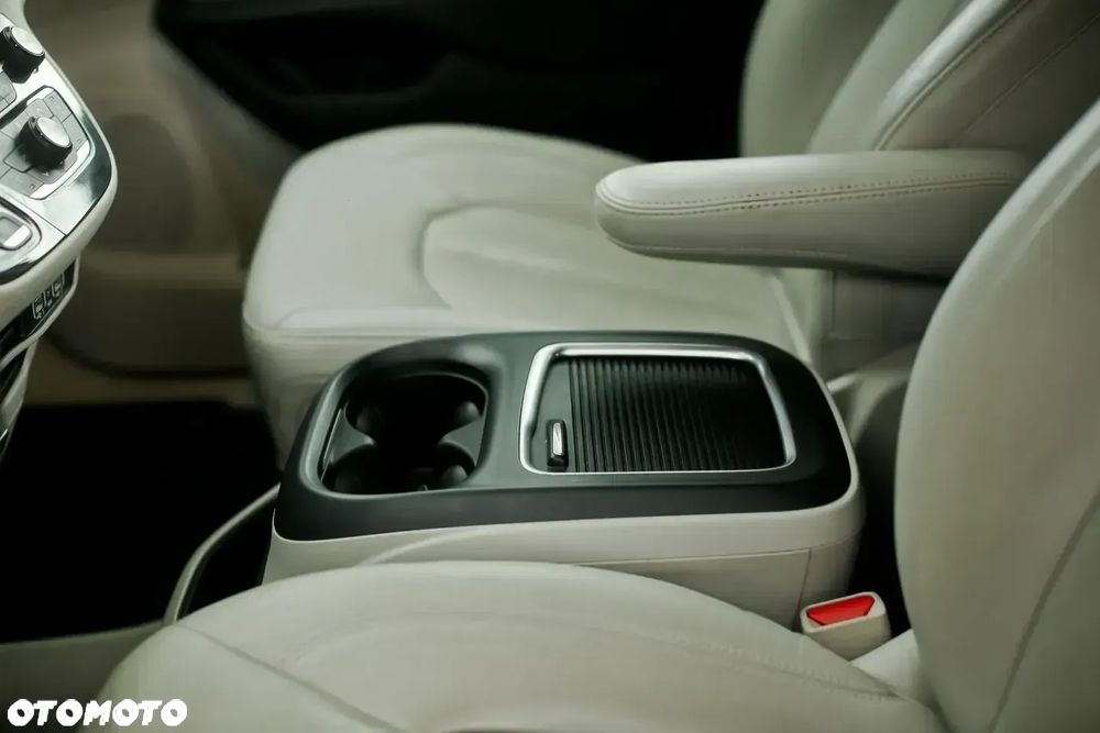 Chrysler Pacifica - 32
