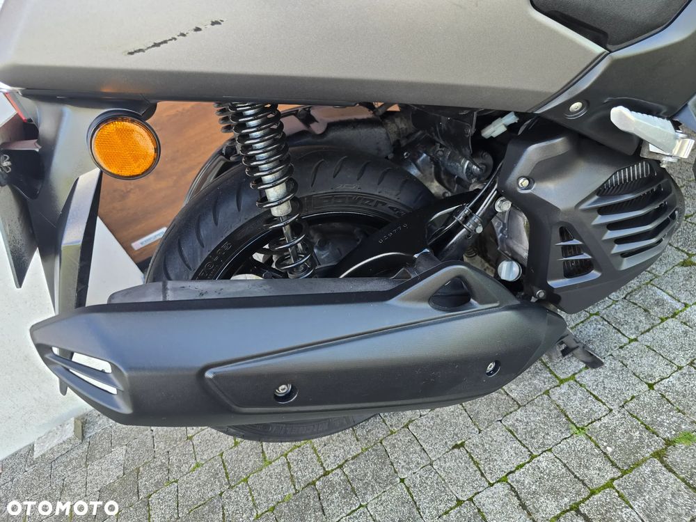 Yamaha NMAX - 16