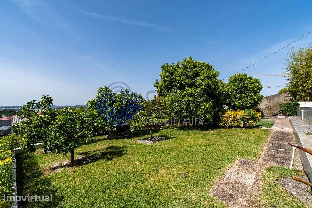Moradia T3 com escritório, sotão, 4 frentes e grande jardim e quintal - Grande imagem: 2/35