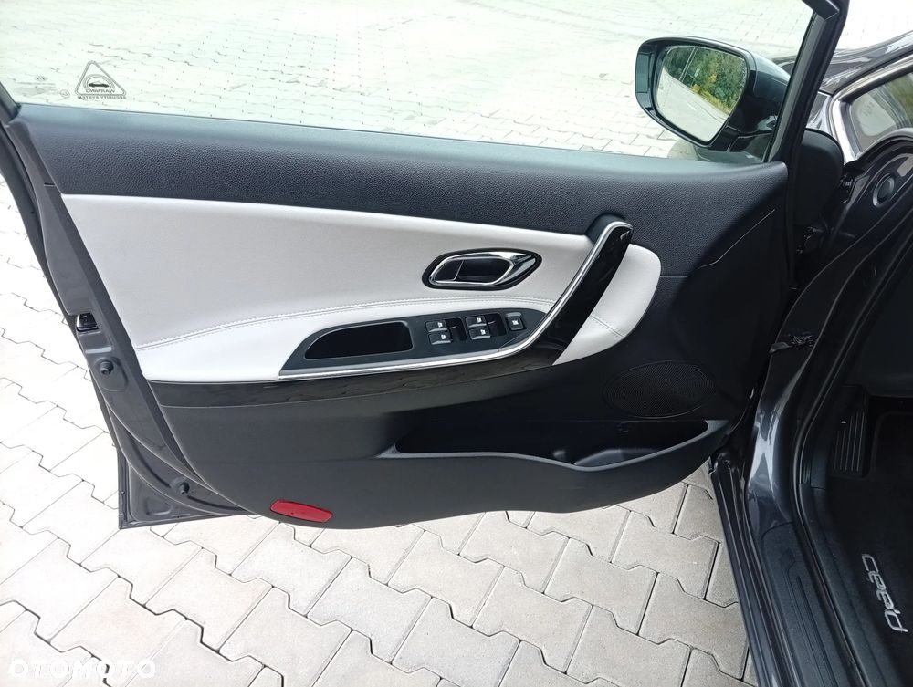 Kia Ceed 1.6 CRDi 128 Platinum Edition - 24