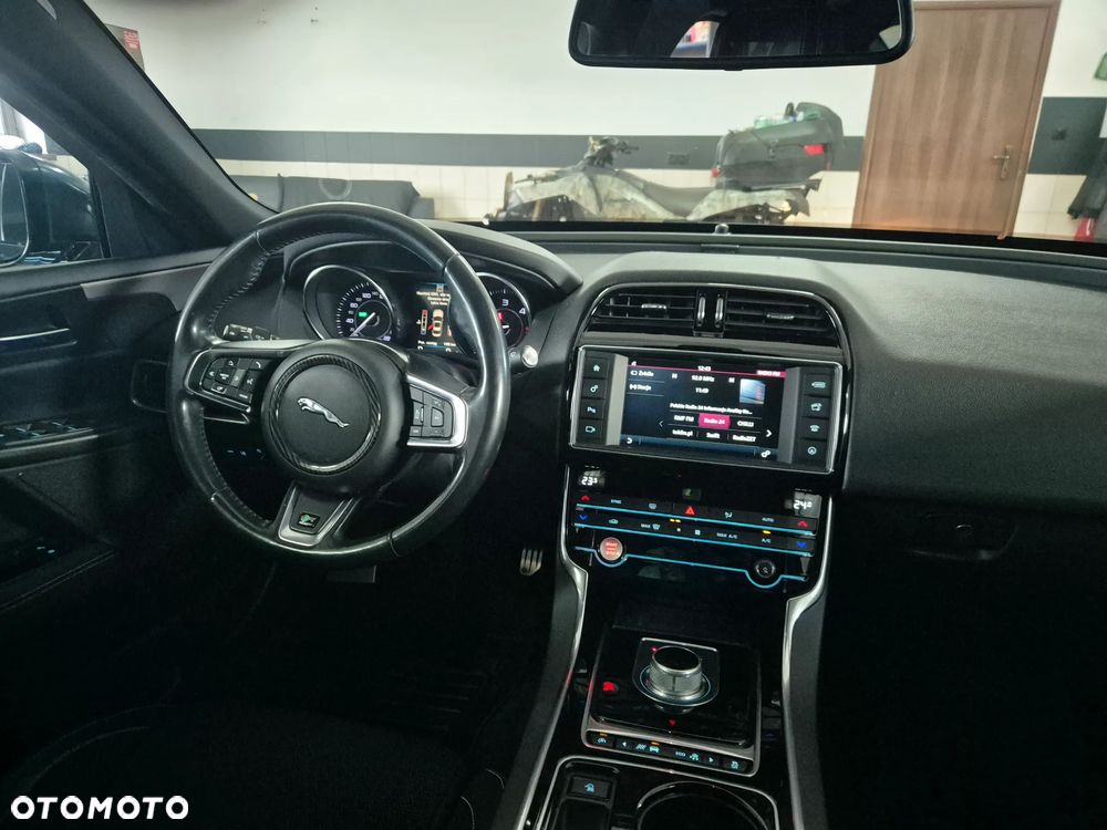 Jaguar XE 2.0 D R-Sport - 24