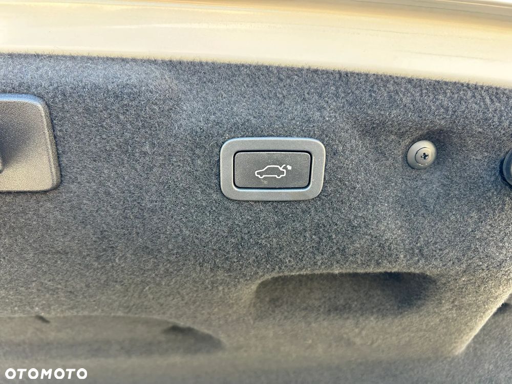 Jaguar XE 2.0 D Portfolio - 31