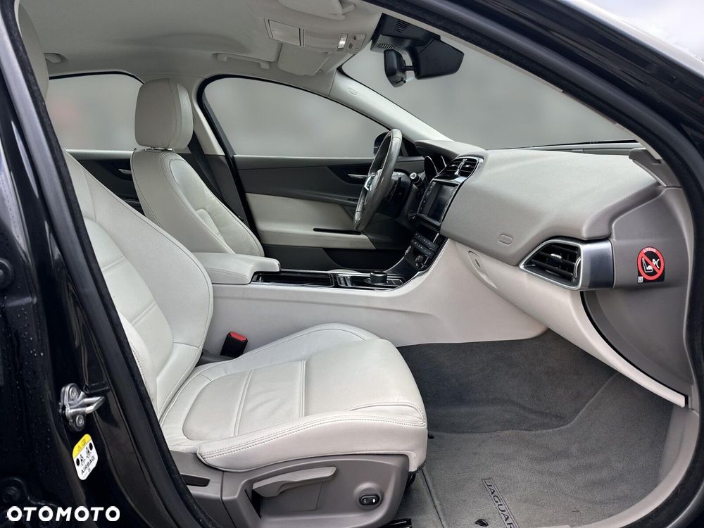 Jaguar XE - 12
