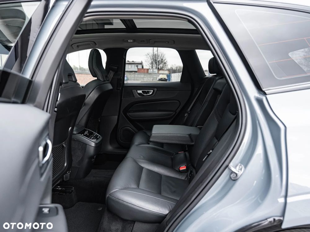 Volvo XC 60 B4 D Plus Dark - 27