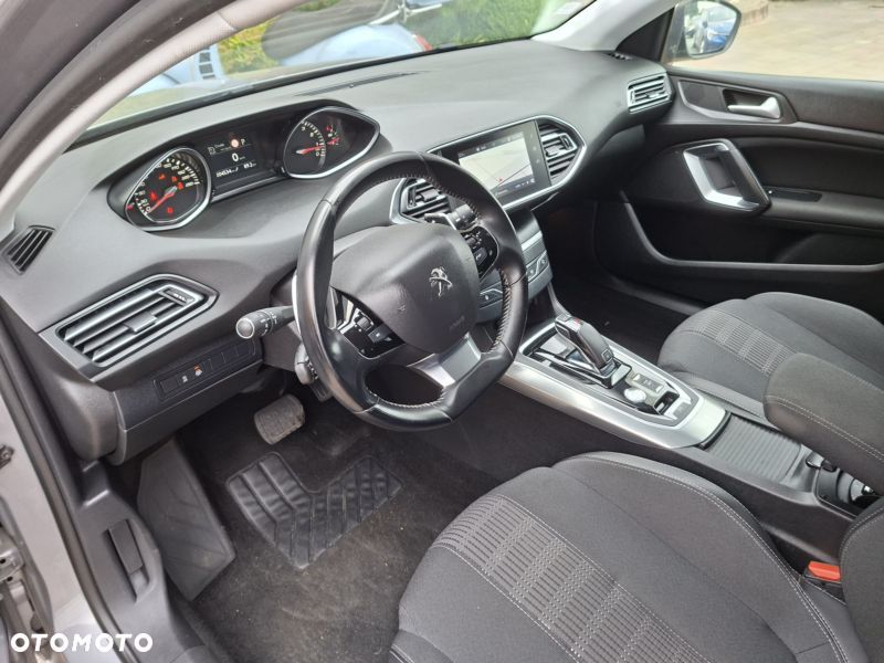 Peugeot 308 PureTech 130 GPF EAT8 Stop & Start Allure Business-Paket - 23