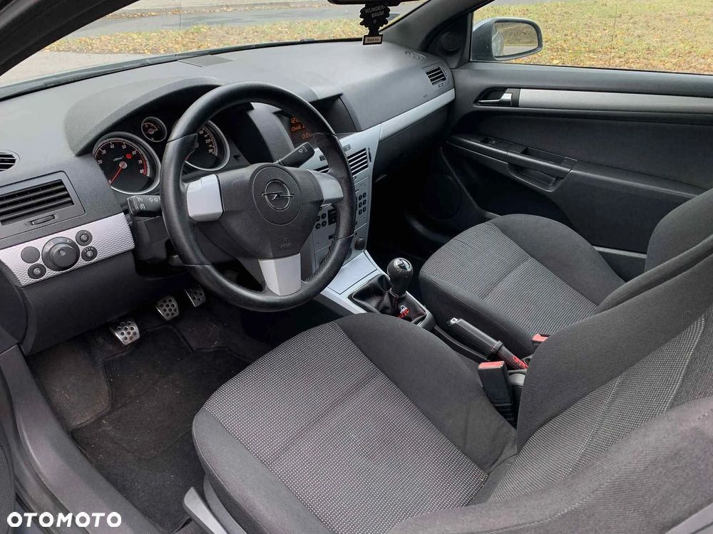 Opel Astra GTC 2.0 Turbo Cosmo - 11