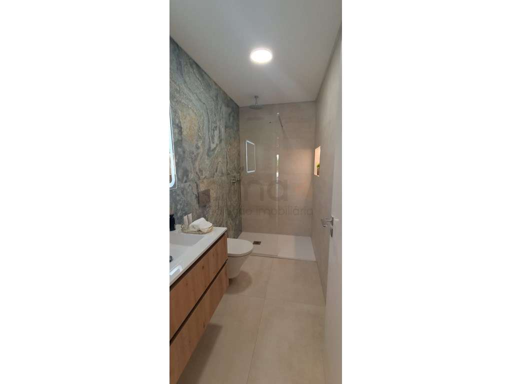 APRESENTAMOS ESTE BELÍSSIMO APARTAMENTO TOTALMENTE REMODELADO EM BA... - Grande imagem: 5/13
