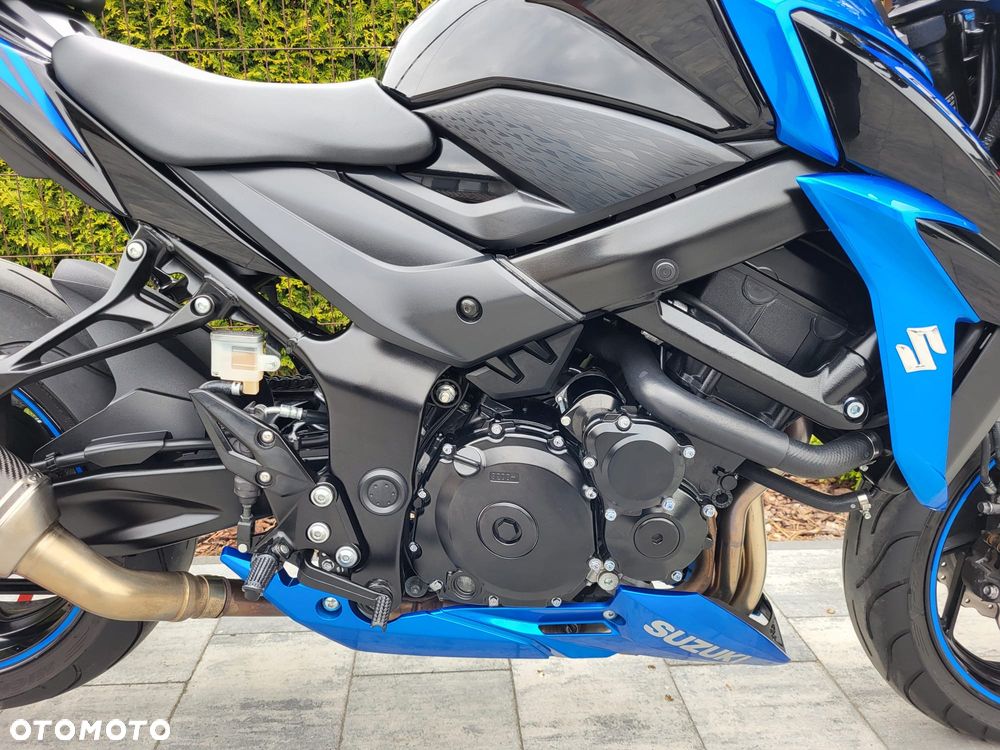 Suzuki GSX - 13