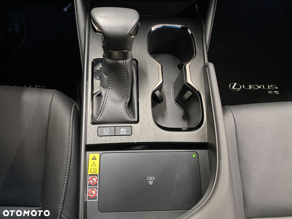 Lexus ES 300h Business Edition - 17