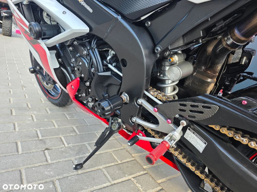 Yamaha R1 - 26
