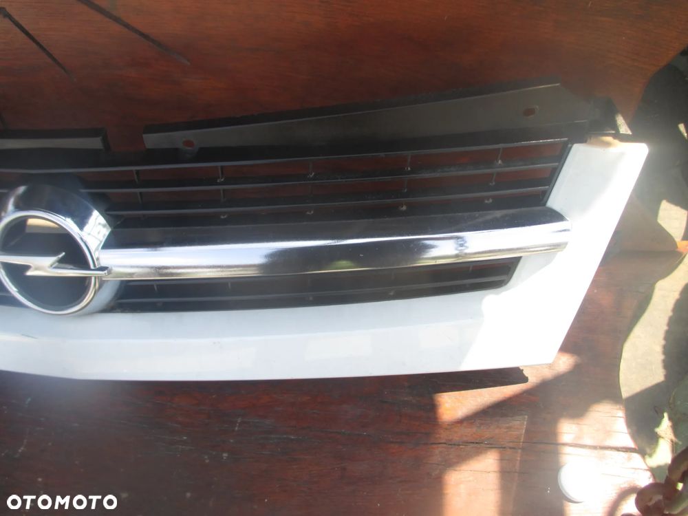 atrapa grill Movano Biały 8200233763 - 2