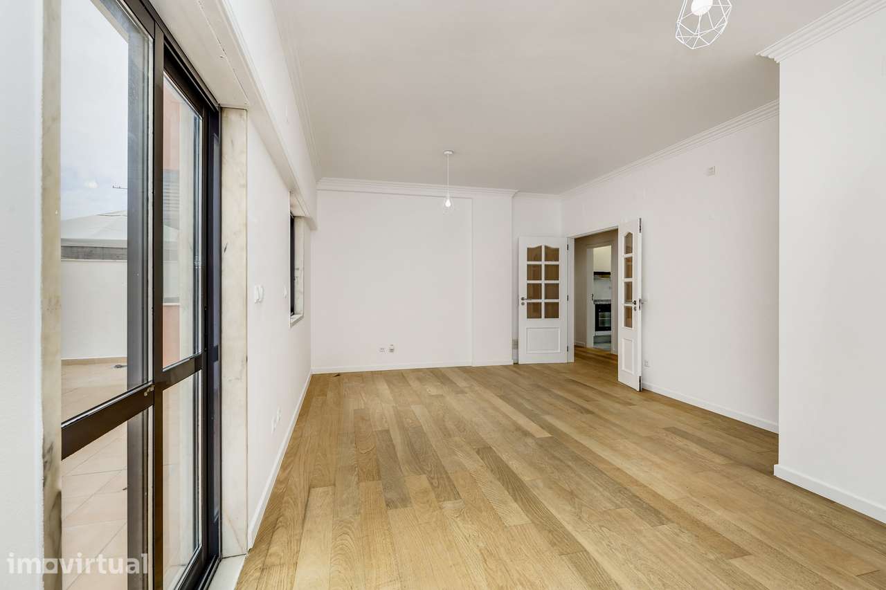 T2 RENOVADO COM TERRAÇO PRIVATIVO DE 50 m², GARAGEM E ARRECADAÇÃO - Grande imagem: 2/25