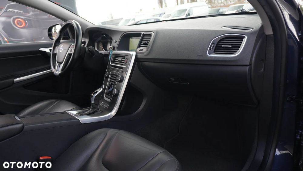 Volvo V60 D6 AWD Plug-in Hybrid Momentum - 32