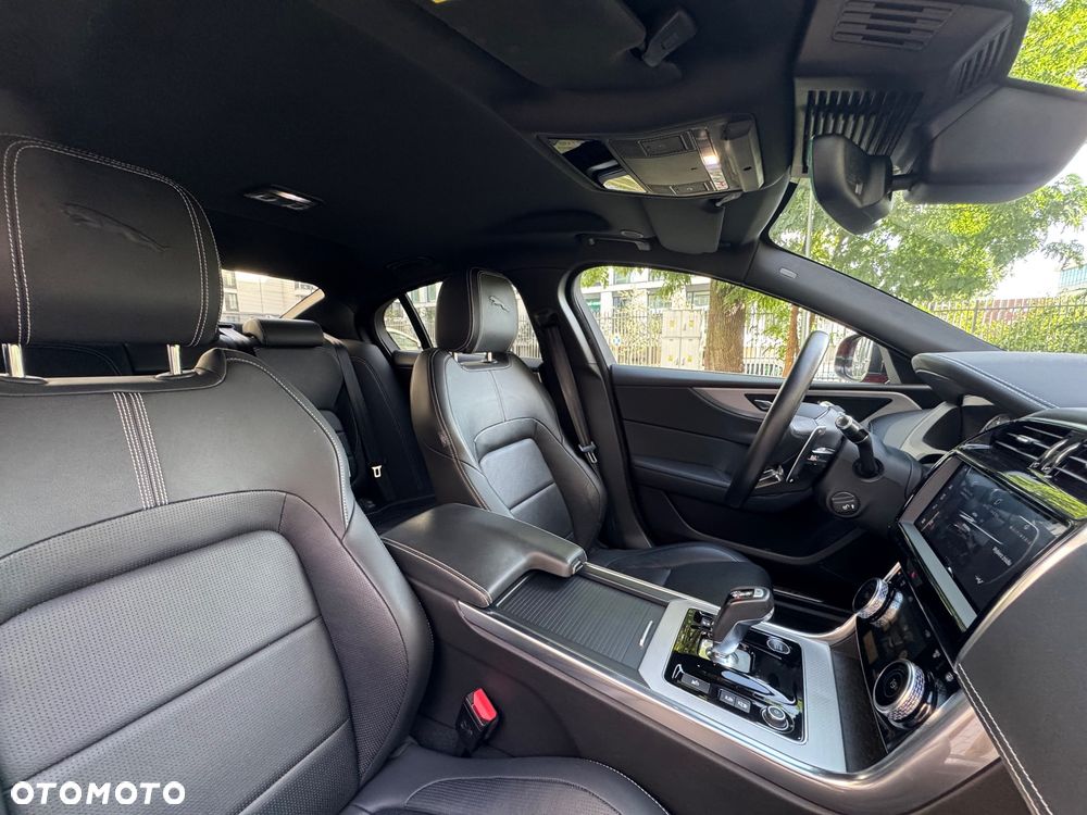 Jaguar XE 2.0 P250 R-Dynamic S - 10