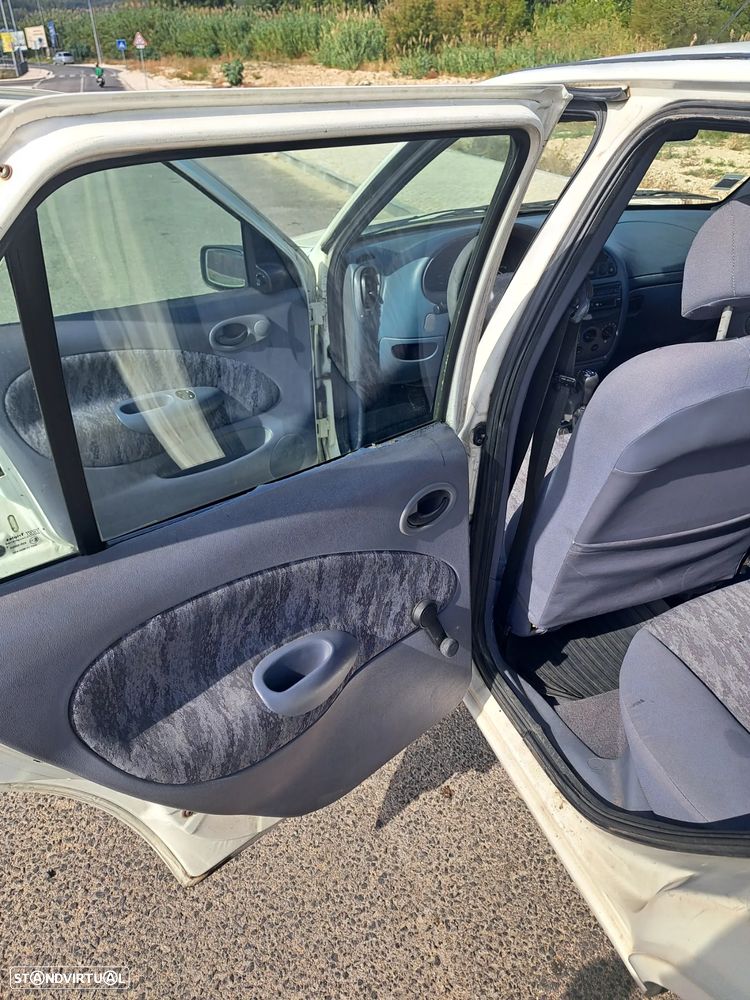 Mazda 121 1.25 - 26