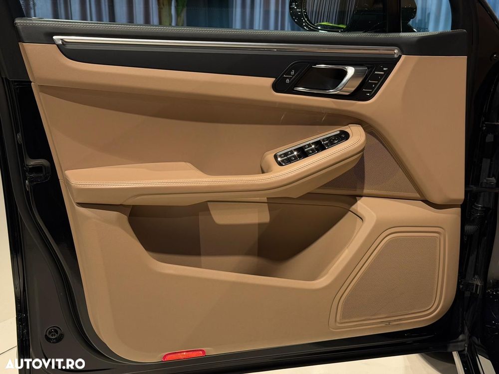 Porsche Macan T - 33