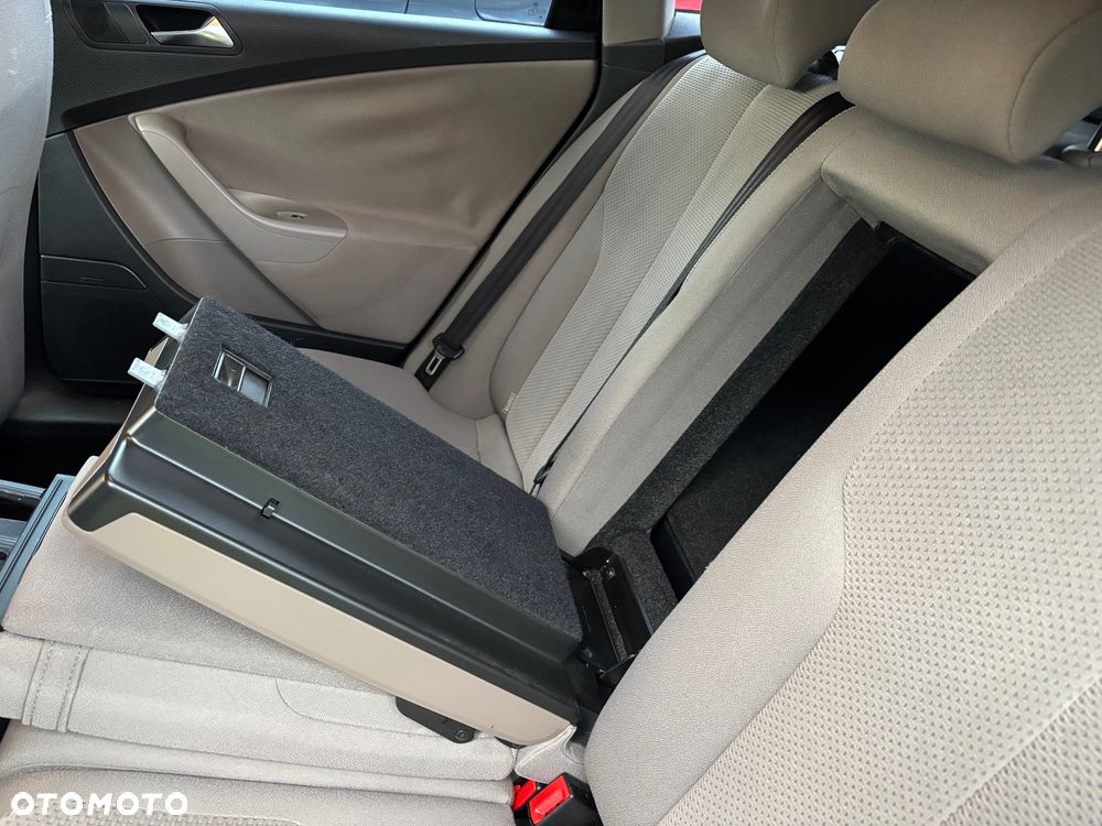 Volkswagen Passat 1.6 TDI DPF BlueMot Comfortline - 17