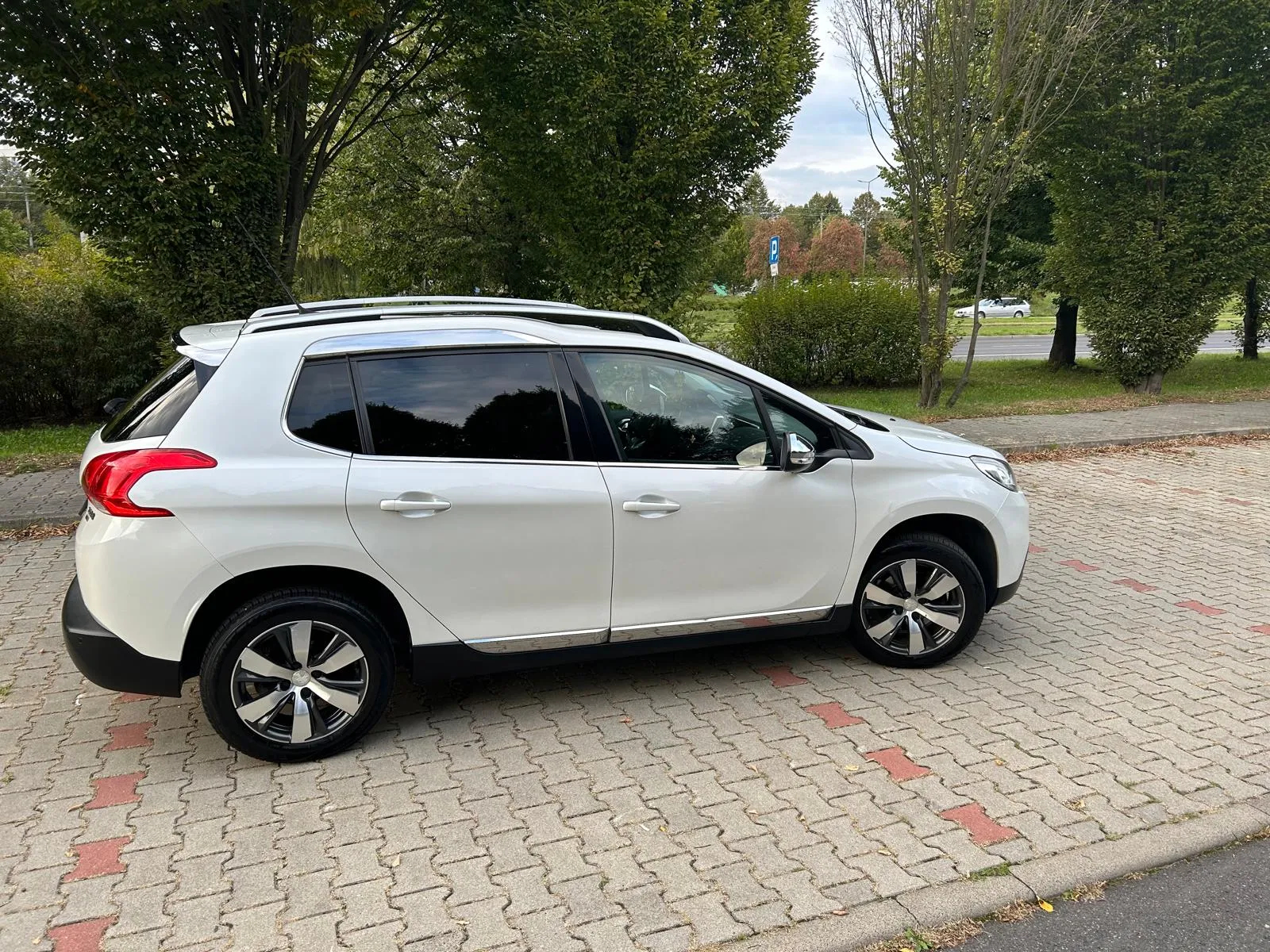 Peugeot 2008 1.2 Pure Tech Allure S&S - 2