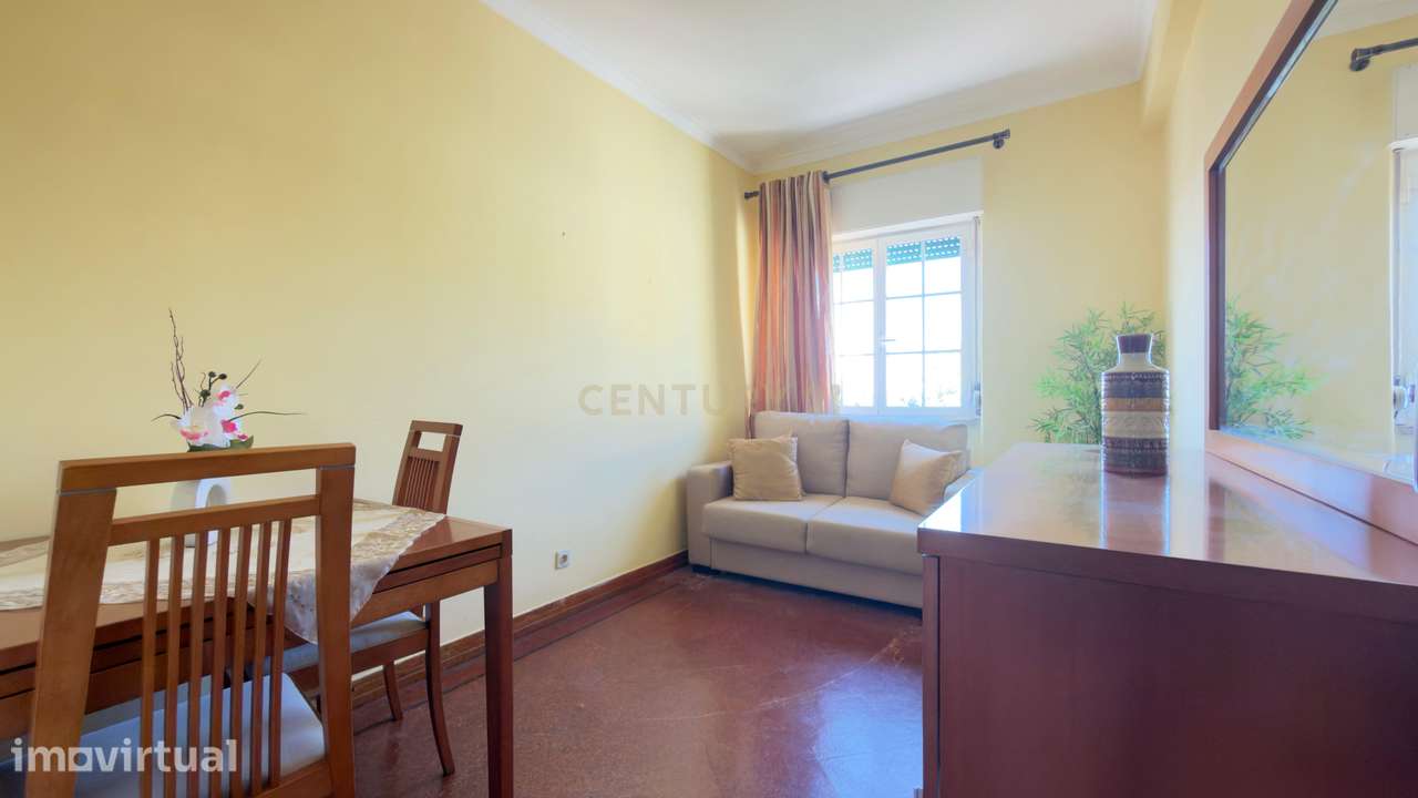 Apartamento T2 para remodelar com vista para o Convento de São Vicente - Grande imagem: 2/20