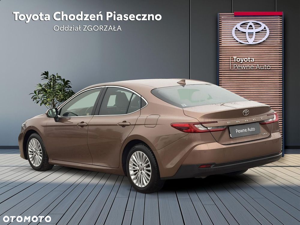 Toyota Camry - 4